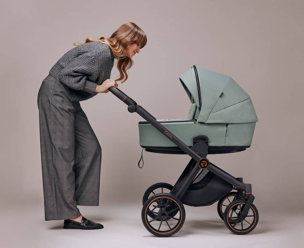 Mama z wózkiem Riko Cava Sage – minimalistyczny wózek dziecięcy w kolorze miętowym, polska jakość – Dadi Shop